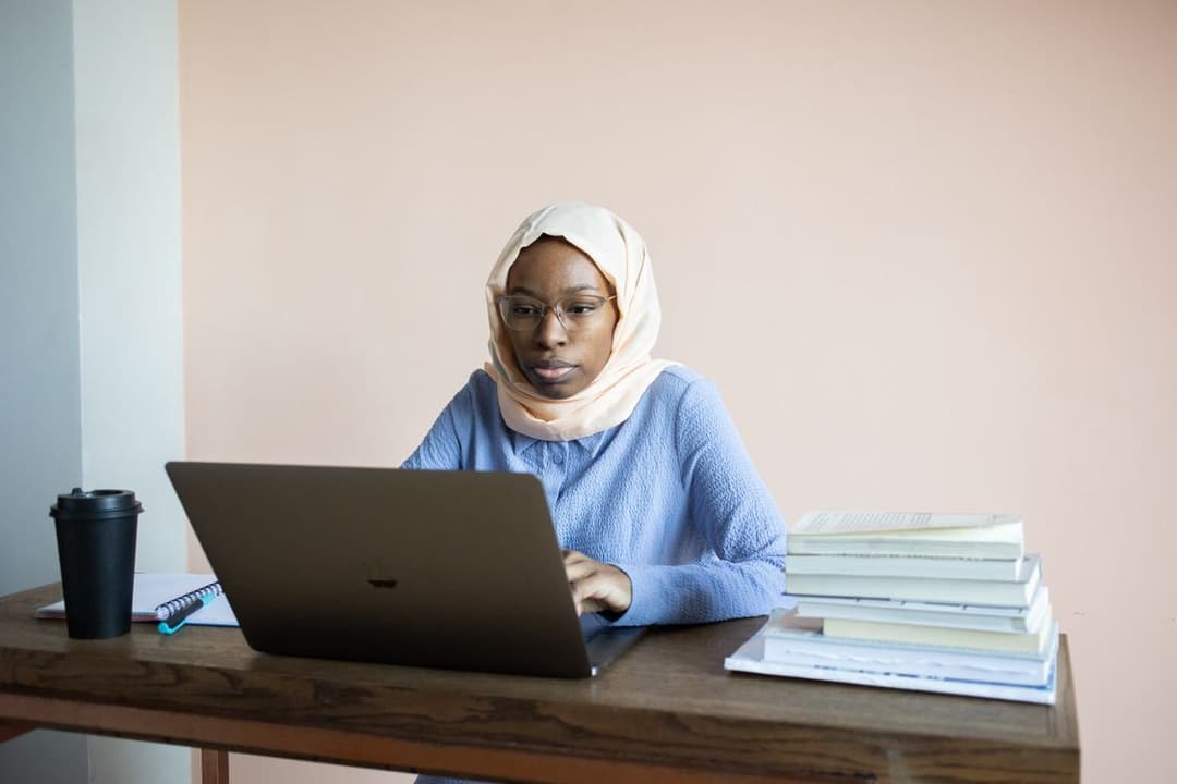 African student joining a live Twi lesson remotely